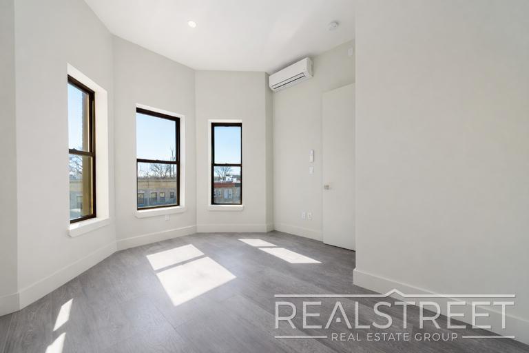 Building Photo - New Modern 2 Bed w Full Amenities + Dishwasher/Laundry/Garden