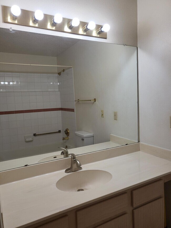 Building Photo - 827 Country Club Dr SE