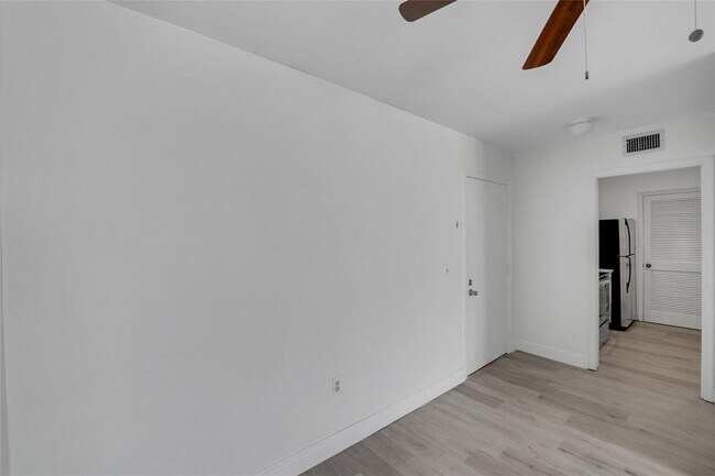 Building Photo - 301 Croton Ave