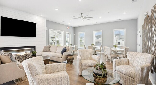 Building Photo - 31 Quaker Rdg Dr