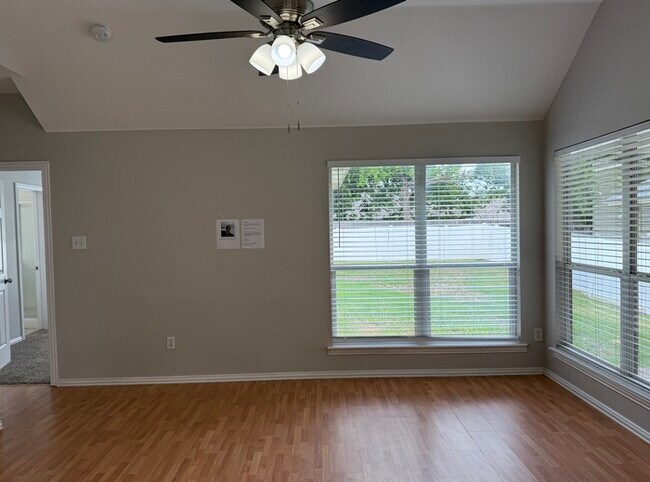 Building Photo - 413 Hilltop Dr