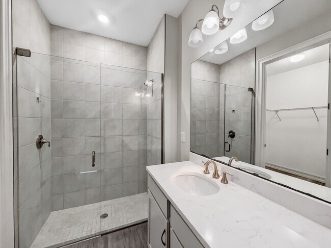 Building Photo - Live the Southwest Florida lifestyle in this lakefront villa in South Naples!