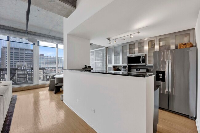 Building Photo - 700 W Van Buren St