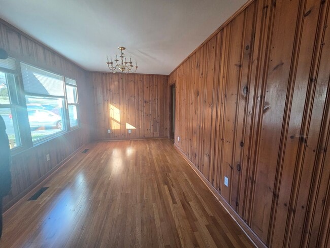 Building Photo - 3bedroom 1bath Ranch style home on level lot one story