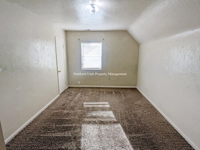 Building Photo - Upper Unit 2 Bed 1 Bath