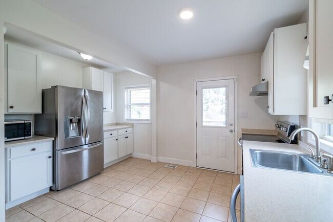 Building Photo - Charming Renovated 2BR Home in Revolution Park – Minutes from Uptown Charlotte!