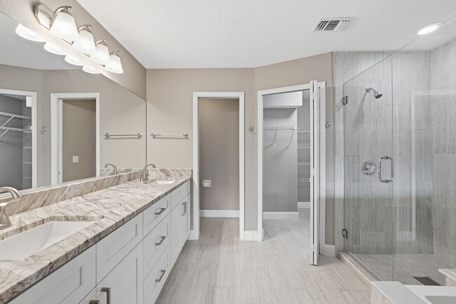 Building Photo - 3 bedroom condo