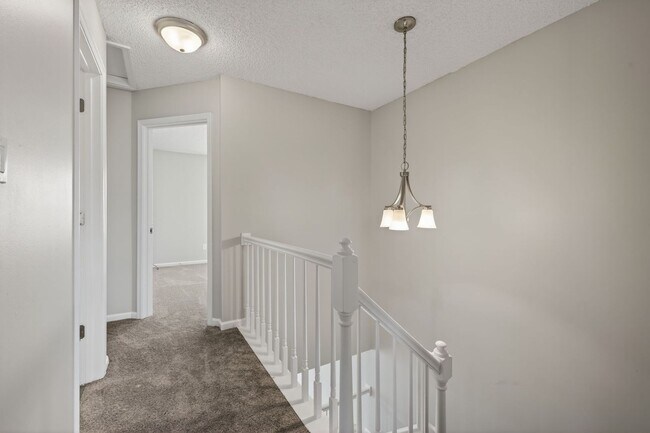 Building Photo - 729 Creekside Crescent