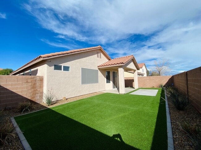 Building Photo - Beautiful single story in the Southwest! Quiet, secluded, and gated Sequoia community with park!