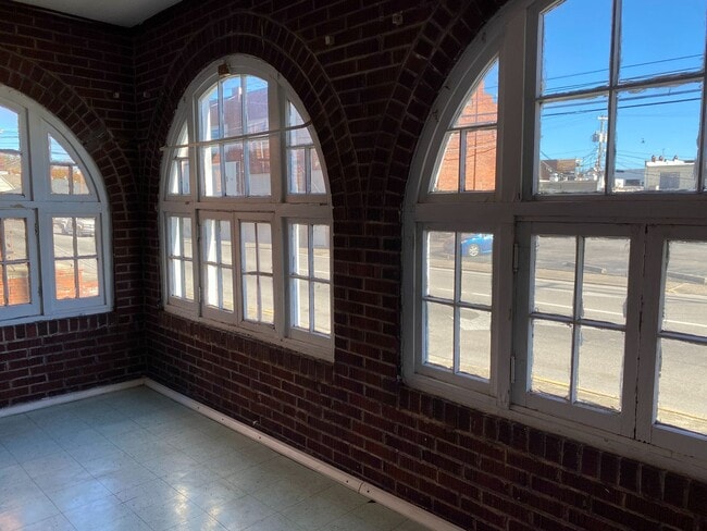 Building Photo - 308 S Kentucky Ave