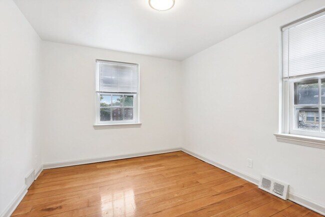 Building Photo - 2900 Midvale Ave