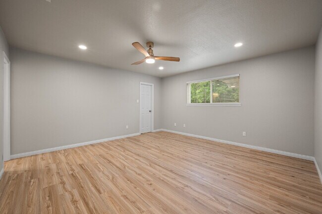 Building Photo - 2 Bed, 2 Bath Duplex