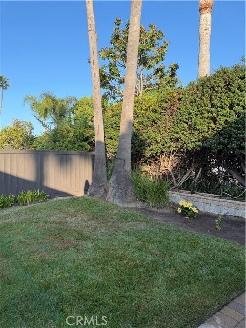 Building Photo - 15999 Via De Las Palmas