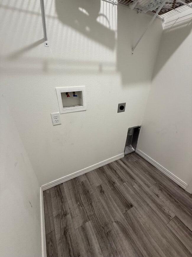 Building Photo - 3BR Townhouse near Holiday Hills