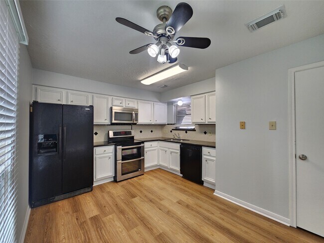 Building Photo - 8534 Dawnridge Dr