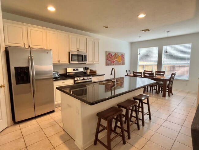 Building Photo - 2 Stone Arrow Pl