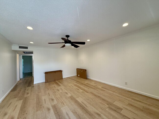 Building Photo - 22 Somerset A