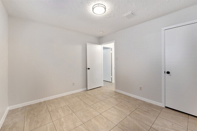 Building Photo - 16419 Lost Quail Dr