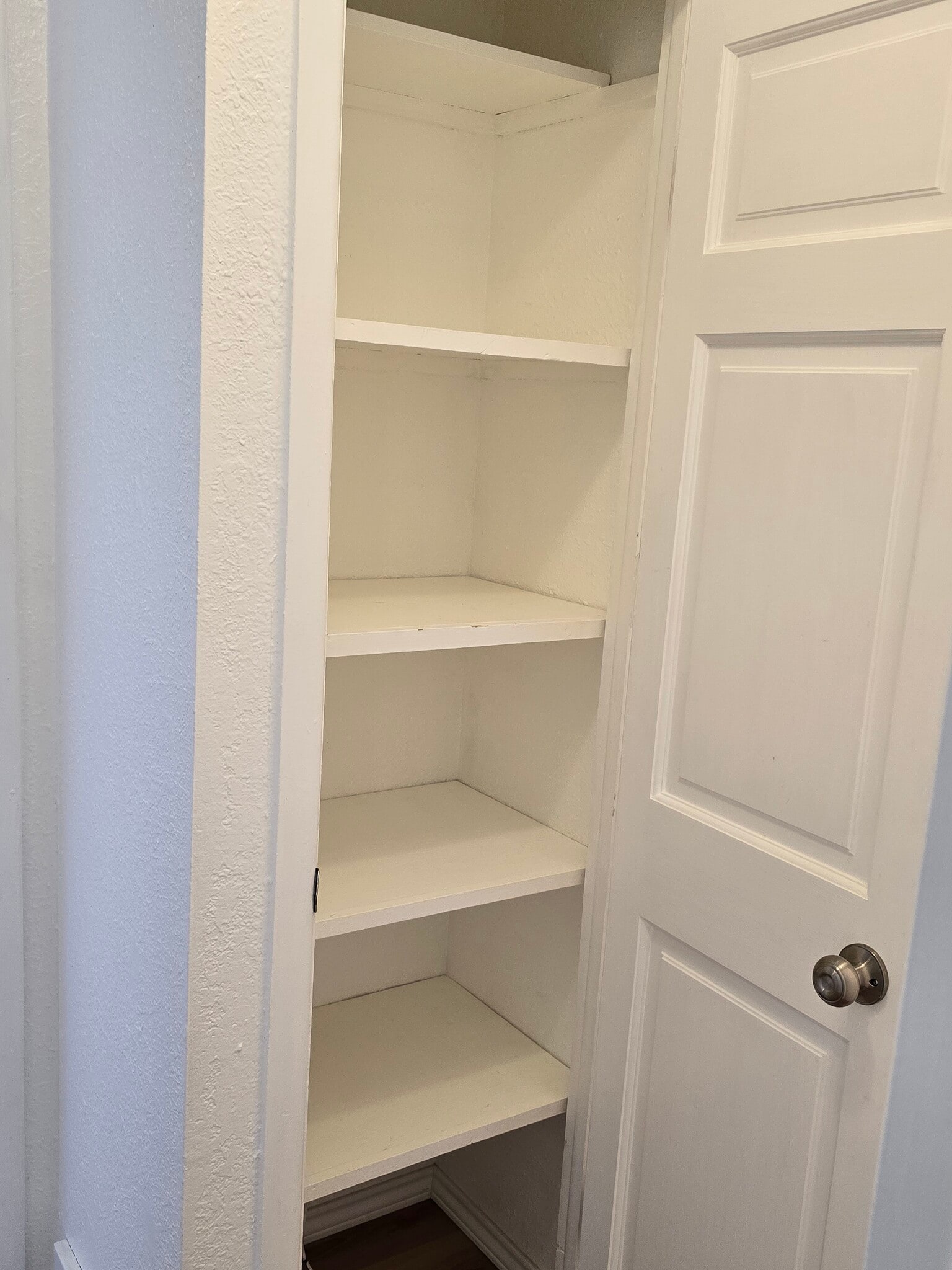 Linen closet - 12103 Viewpoint Dr