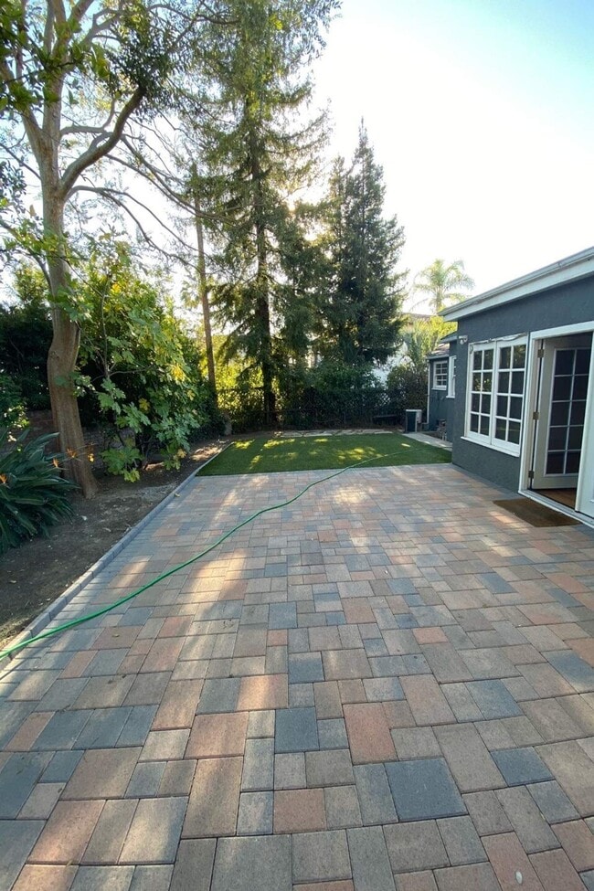 Building Photo - 4160 Holly Knoll Dr