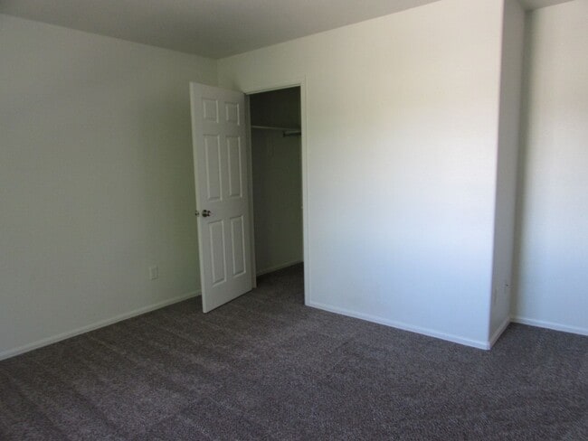 Building Photo - Bright 2 bed 2 1/4 bath Town Home