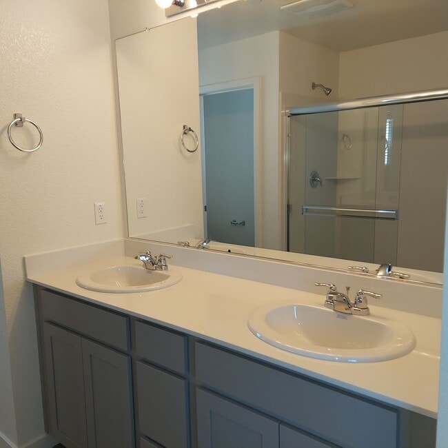 Building Photo - Newer 4 Bedroom, 2.5 bath home in West Roseville/DR Horton Built!