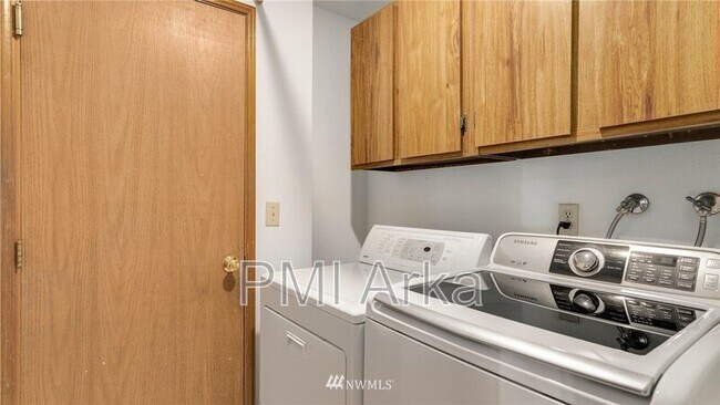 Building Photo - 23960 SE 42nd Pl