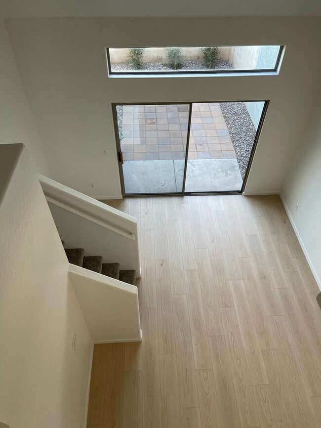 Building Photo - Clean Townhome in Great Location