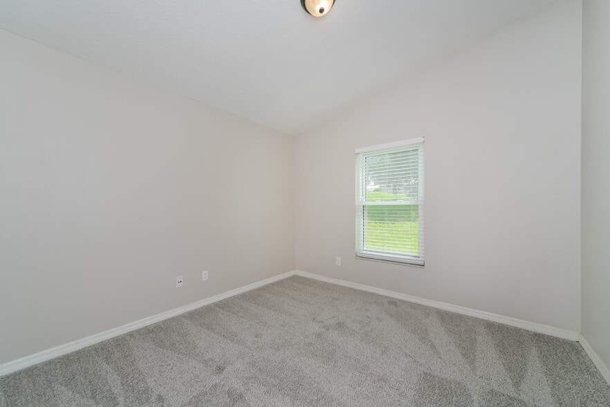 Building Photo - 1323 Hillview Dr