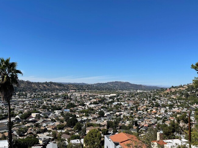 Building Photo - Gorgeous 5 Bed House - Amazing View!