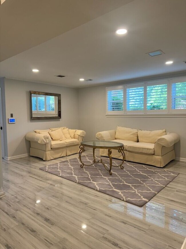 Building Photo - Gorgeous, fully remodeled 5 bed 3 bath centrally located in Great Falls