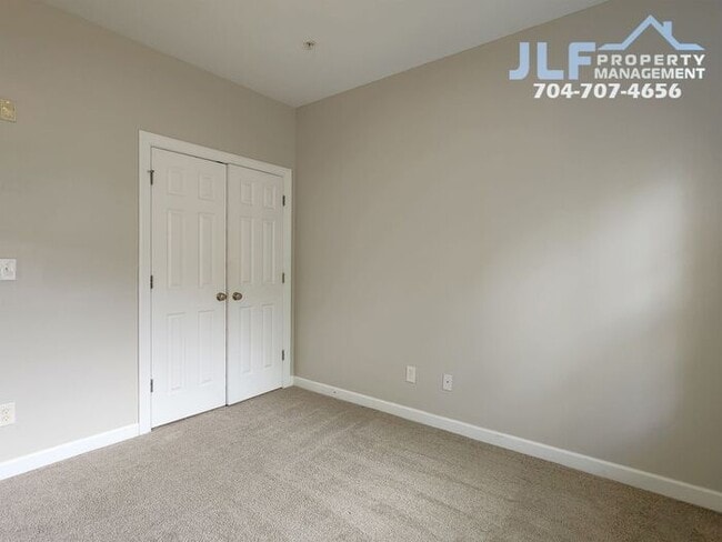 Building Photo - Beautiful 2 Story Condo in the Ballantyne Area of Charlotte!