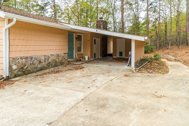 Building Photo - 3-bedroom, 2-bathroom recently remodeled h...