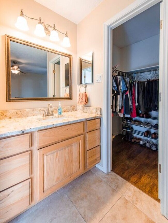 Building Photo - Three Bedroom Two Bath NE Heights