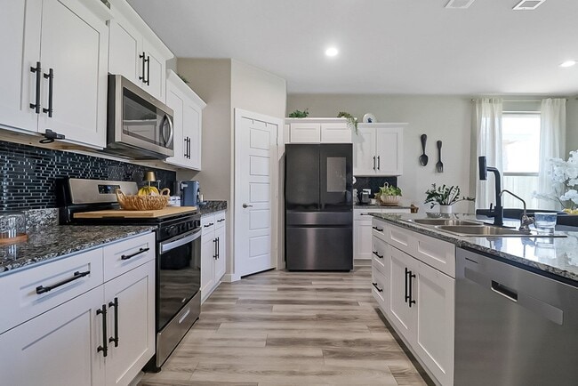 Building Photo - 6402 Oracle Dr
