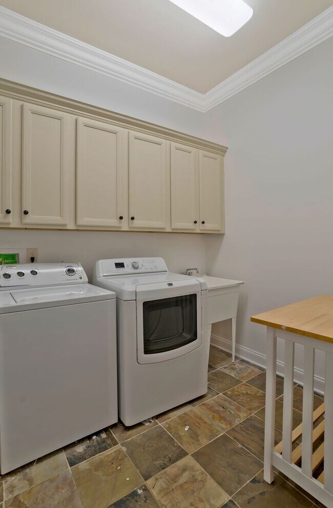 Building Photo - Stunning 4BE/3.5BA home in the very desirable neighborhood, Westhaven!