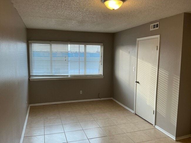 Building Photo - Updated and ready for move in!  Close to OU campus! Community Pool, fenced in courtyard! 3 bathro...