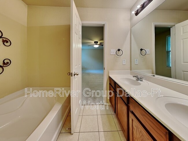 Building Photo - 10622 Midway Dr