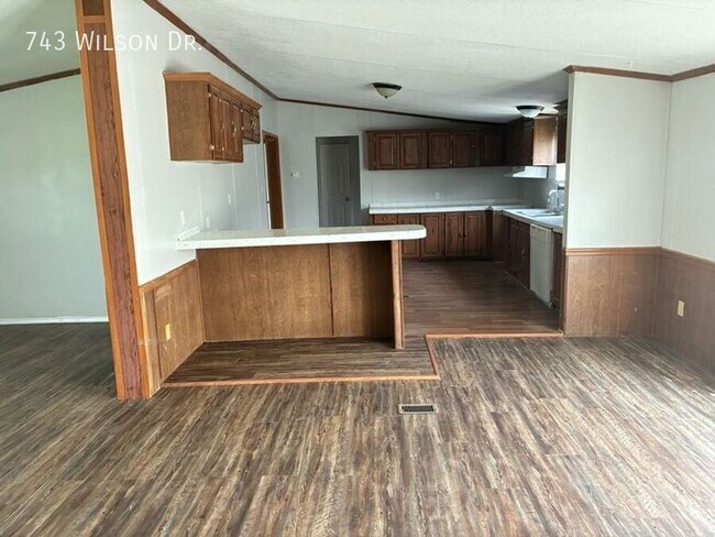 Building Photo - 743 Wilson Dr
