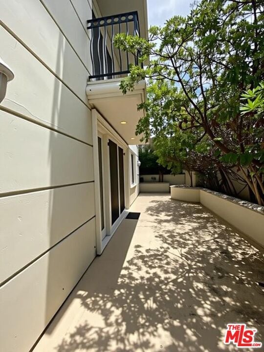 Building Photo - 129 S Elm Dr