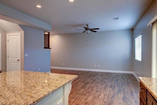 Building Photo - Newer townhome in Cedar City!