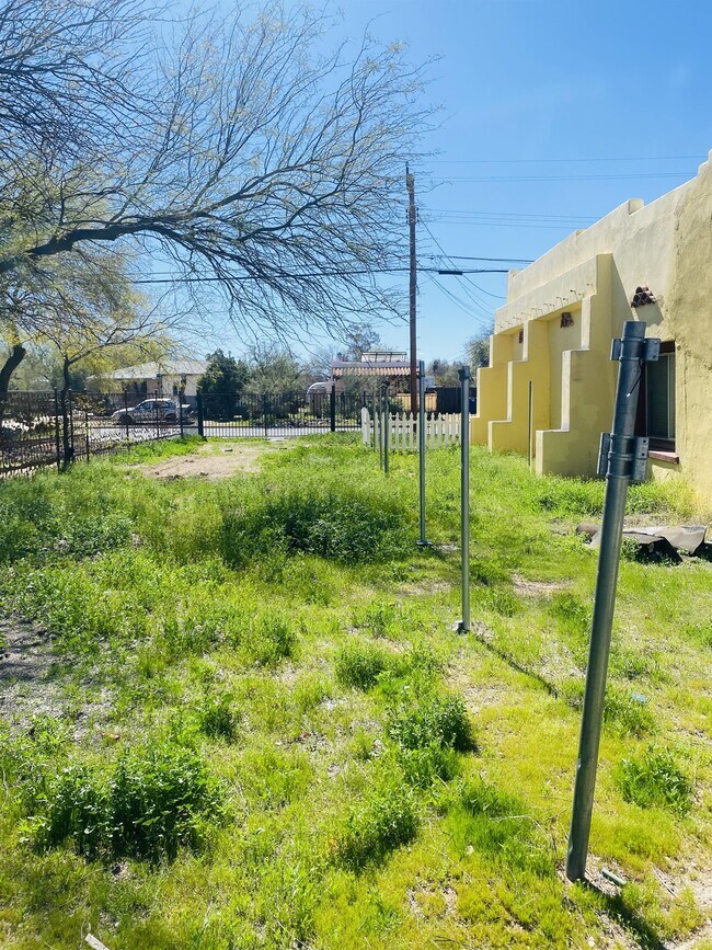 Building Photo - 219 E Blacklidge Dr