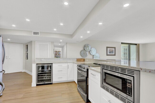 Building Photo - 5420 N Ocean Dr