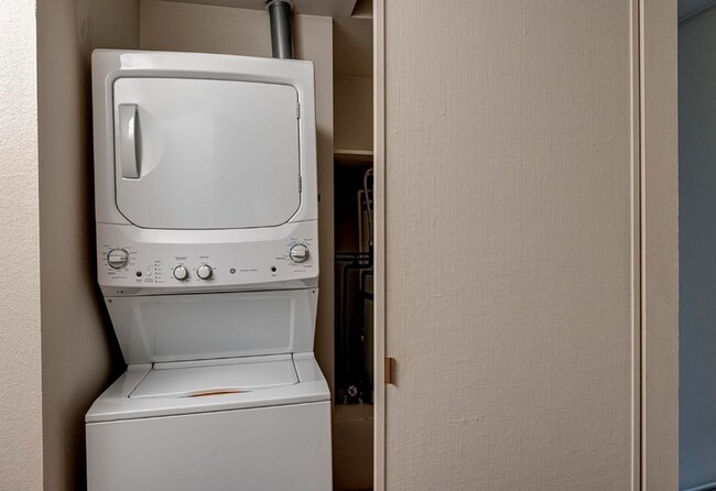 Building Photo - Downtown Bellevue 2 Bedroom 1.5 Bath 2 story Condo