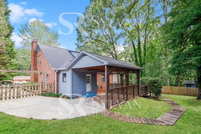 Building Photo - The living is easy in this 4 bedroom, 2 bathroom home