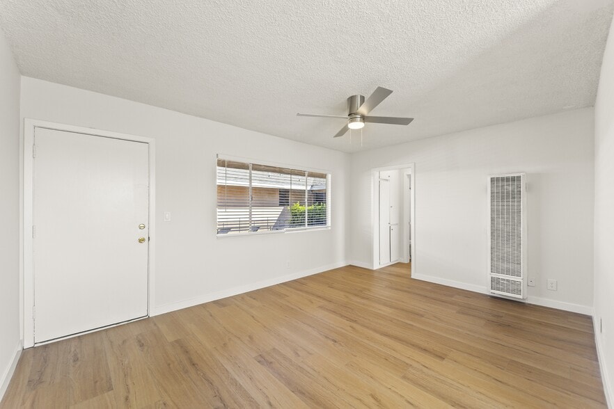 Building Photo - 940 W Gage Ave