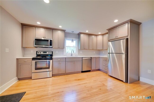 Building Photo - 157 River Rd