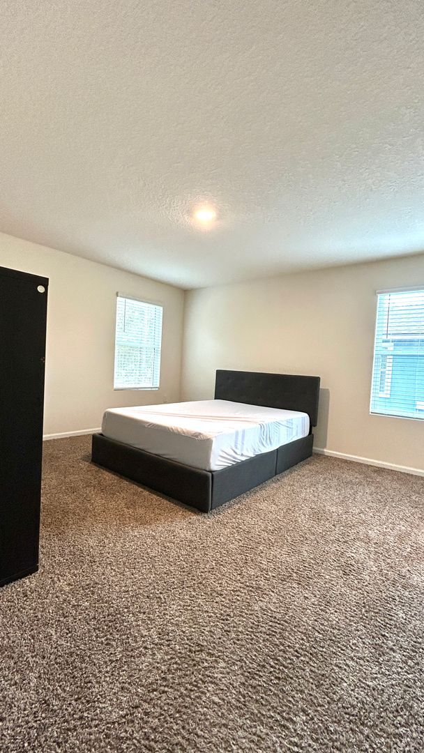 Building Photo - Fabulous 4 Bedroom 2 Bath in Pritchard Point