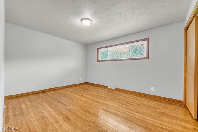 Building Photo - 6481 Glenwillow Dr