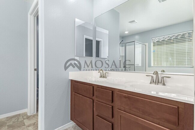 Building Photo - 1517 E Saint Catherine Ave